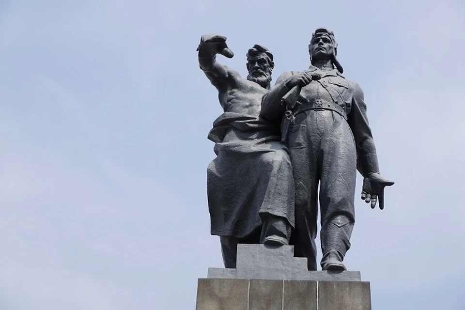 На фото - памятник воинам Уральского добровольческого танкового корпуса