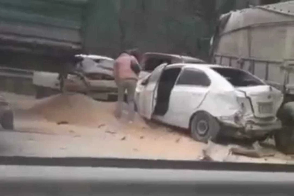 Грузовик задел восемь легковушек Фото: кадр из видео