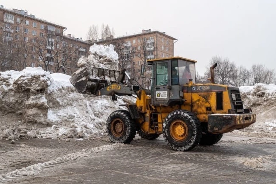 В Велиже ликвидировали несанкционированные сугробы.