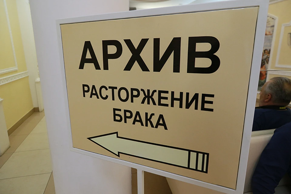 А еще женщины хотят иметь с детьми одинаковую фамилию