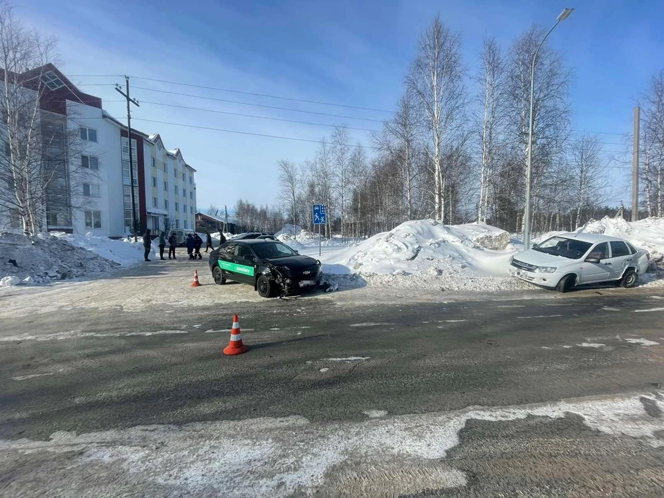 В Лянторе водитель иномарки нарушил ПДД и спровоцировал аварию Фото: УГИБДД России по ХМАО-Югре