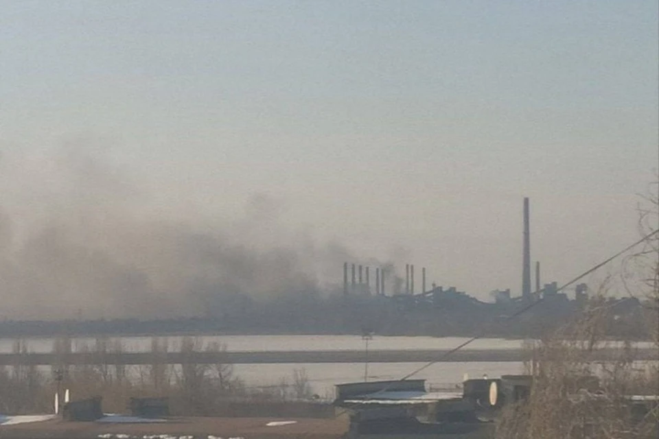 Дым от пожара разносится ветром на несколько километров вокруг. Фото: Скриншот видео ГСЧС