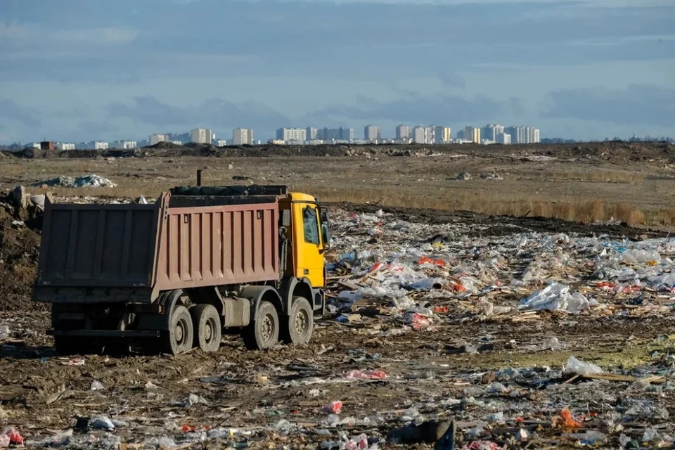 На несанкционированной свалке мусора в Петербурге изъяли спецтехнику