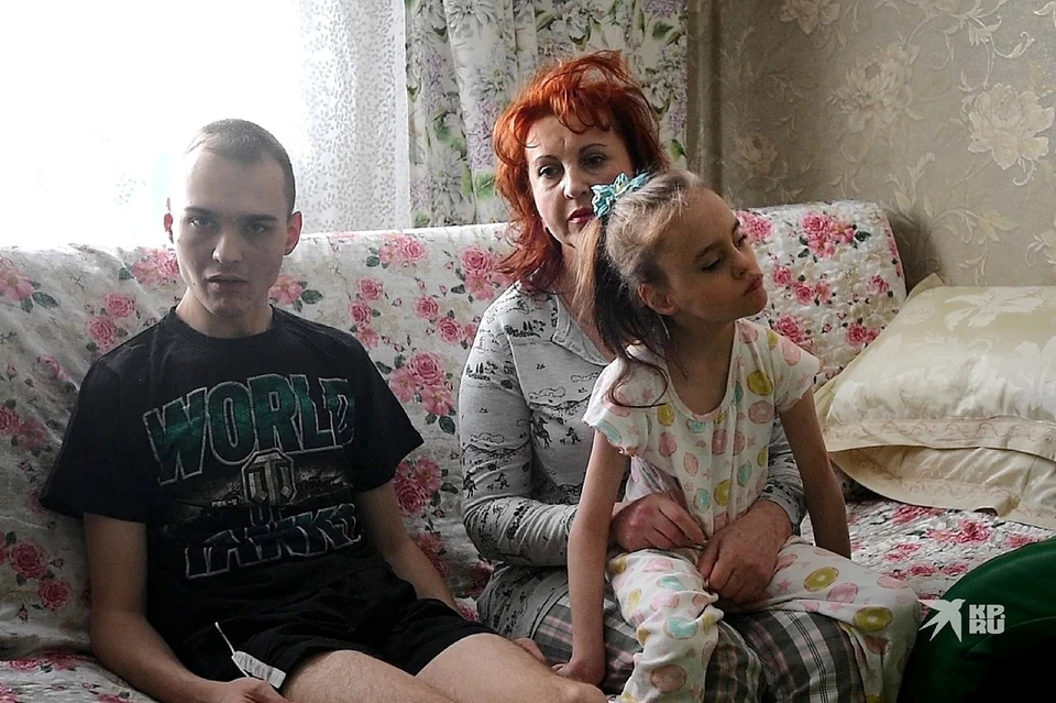 49-летняя Оксана Петрова воспитывает сына аутиста и дочку с ДЦП