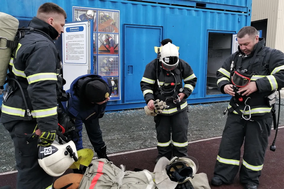 Олег Ващенко, Андрей Прилуков и Дмитрий Норин после тренировки в дымокамере