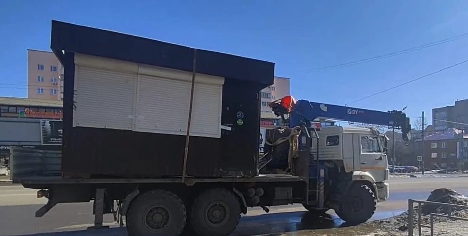 В Смоленске демонтируют нелегальные ларьки и пристройку к кафе. Фото: пресс-служба администрации города Смоленска.