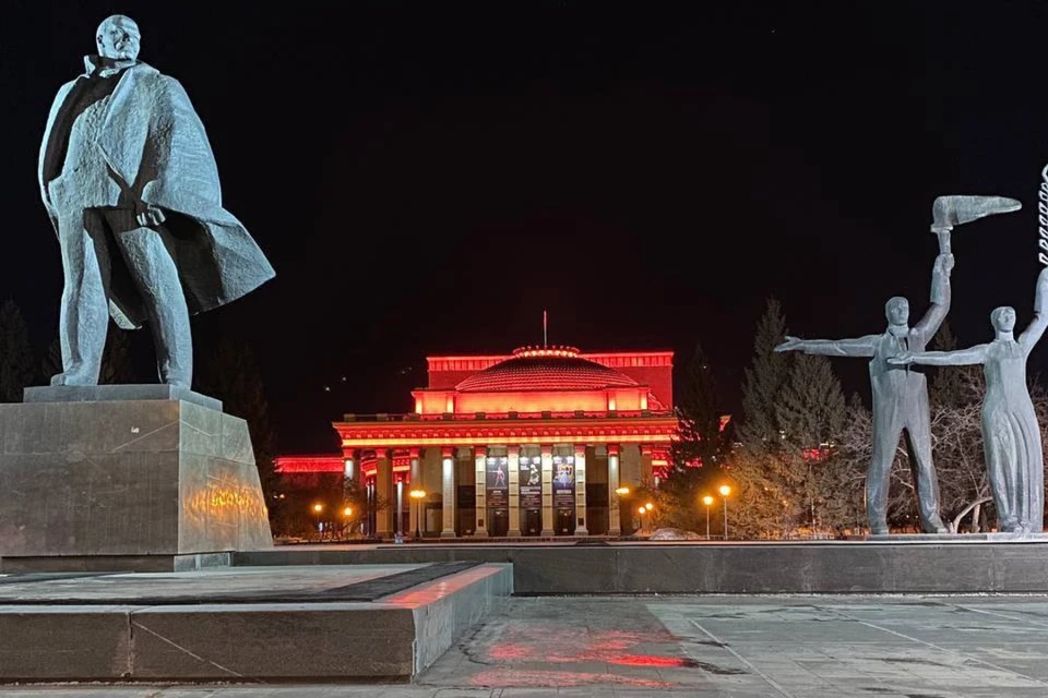 В окружении рабочих и Ленина красный НОВАТ выглядит еще загадочнее. АСТ-54