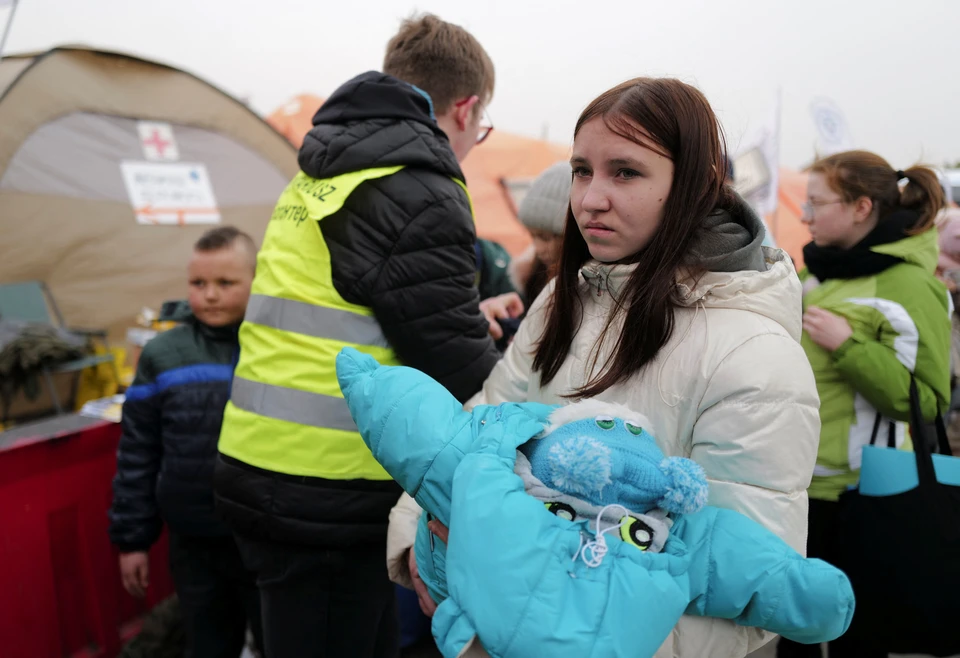 Украинка с ребенком на руках в одном из лагерей для беженцев в Польше.