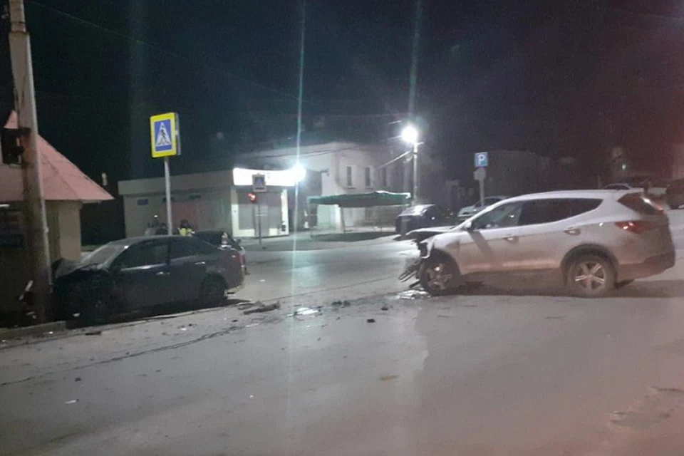 Столкнулись Hyundai Santa Fe и Geely MK. Фото: отдел пропаганды УГИБДД.