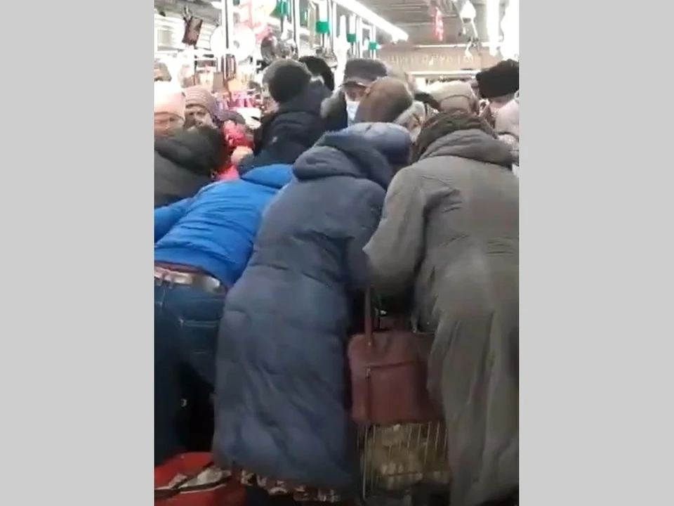 В Касимове толпа покупателей окружила тележку с сахаром и за считанные секунды ее опустошила.