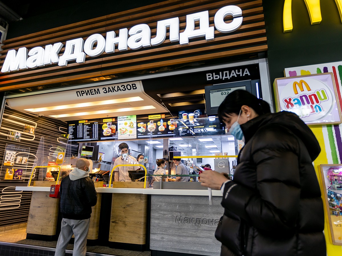 Белая в горох: у сотрудников бывшего McDonald’s появится новая униформа - Москвич Mag
