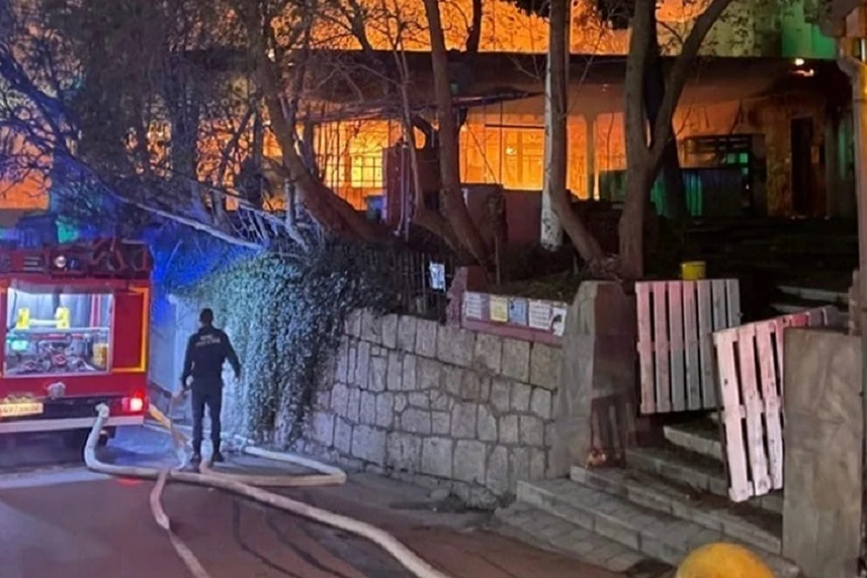 Помещение по улице Фрунзе в Алупке загорелось в 5 утра 18 марта. Фото из соцсетей