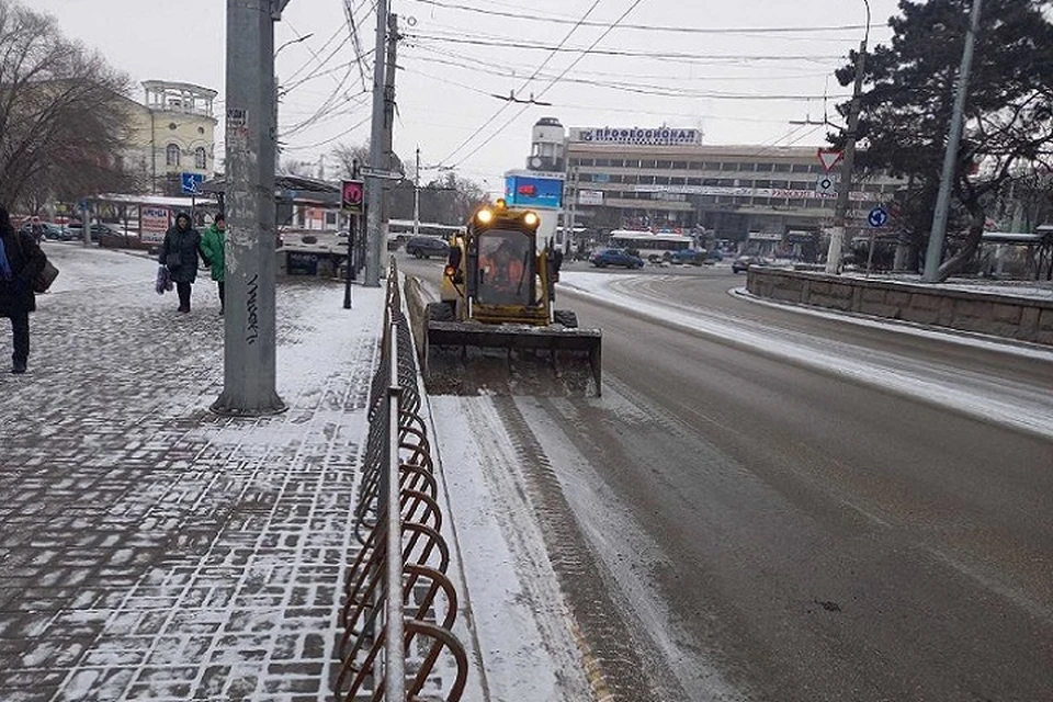 Дороги Симферополя чистят от снега. Фото: пресс-служба Администрации города