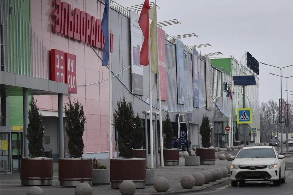 После санкций количество вывесок на фасаде ростовского торгового центра резко сократилось. Фото: СЕЛИМОВ Артур