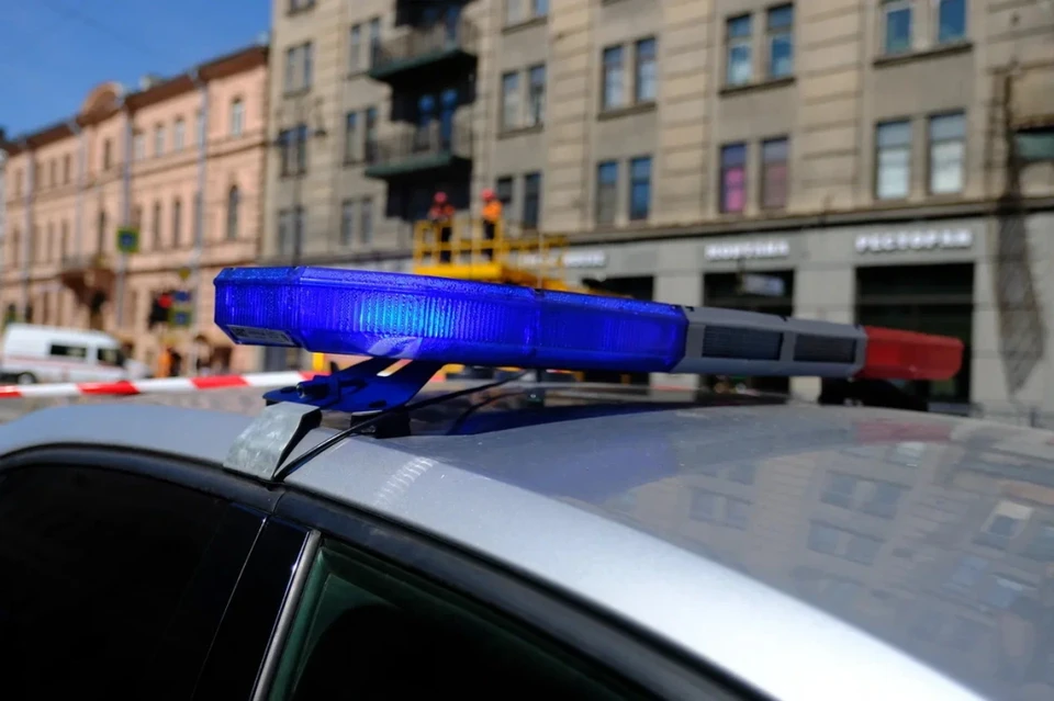 В одной из парадной Петербурга загорелся бездомный мужчина.