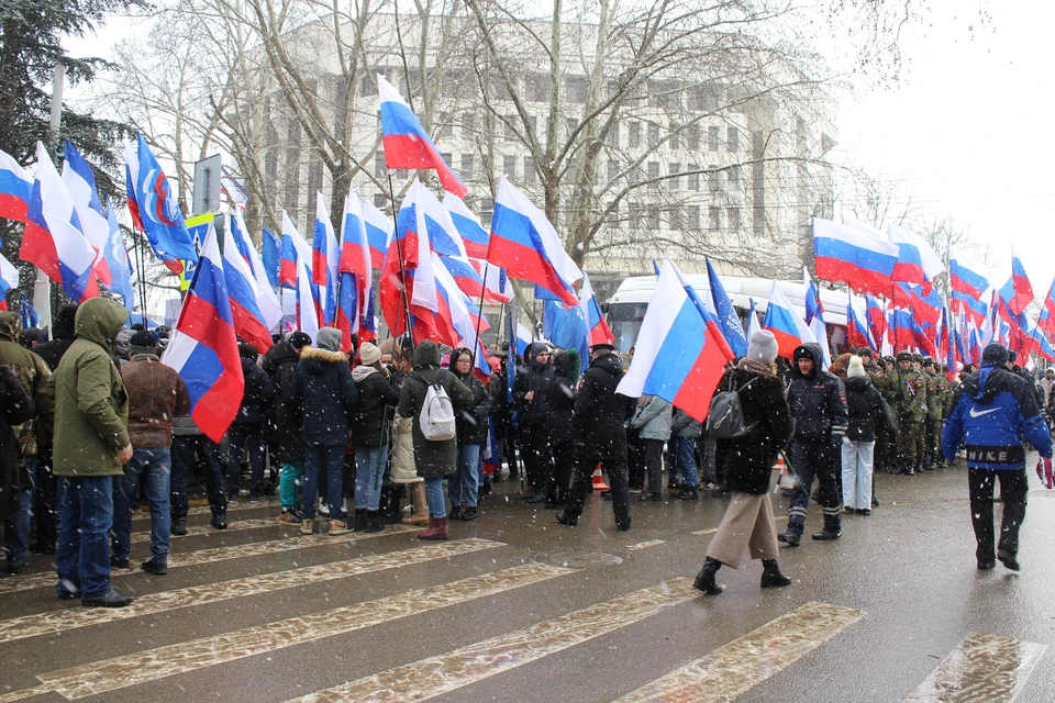 На митинг-концерт 18 марта в Симферополе пришло много крымчан.