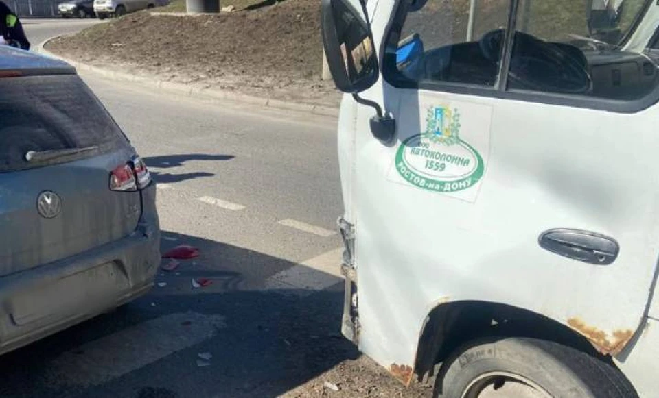 В Ростове пассажирский автобус врезался в иномарку. Фото: пресс-служба областной ГИБДД