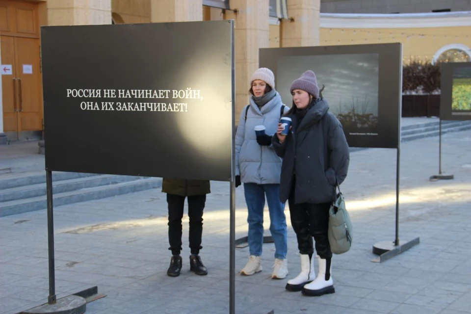 В Новосибирске идет патриотическая выставка.