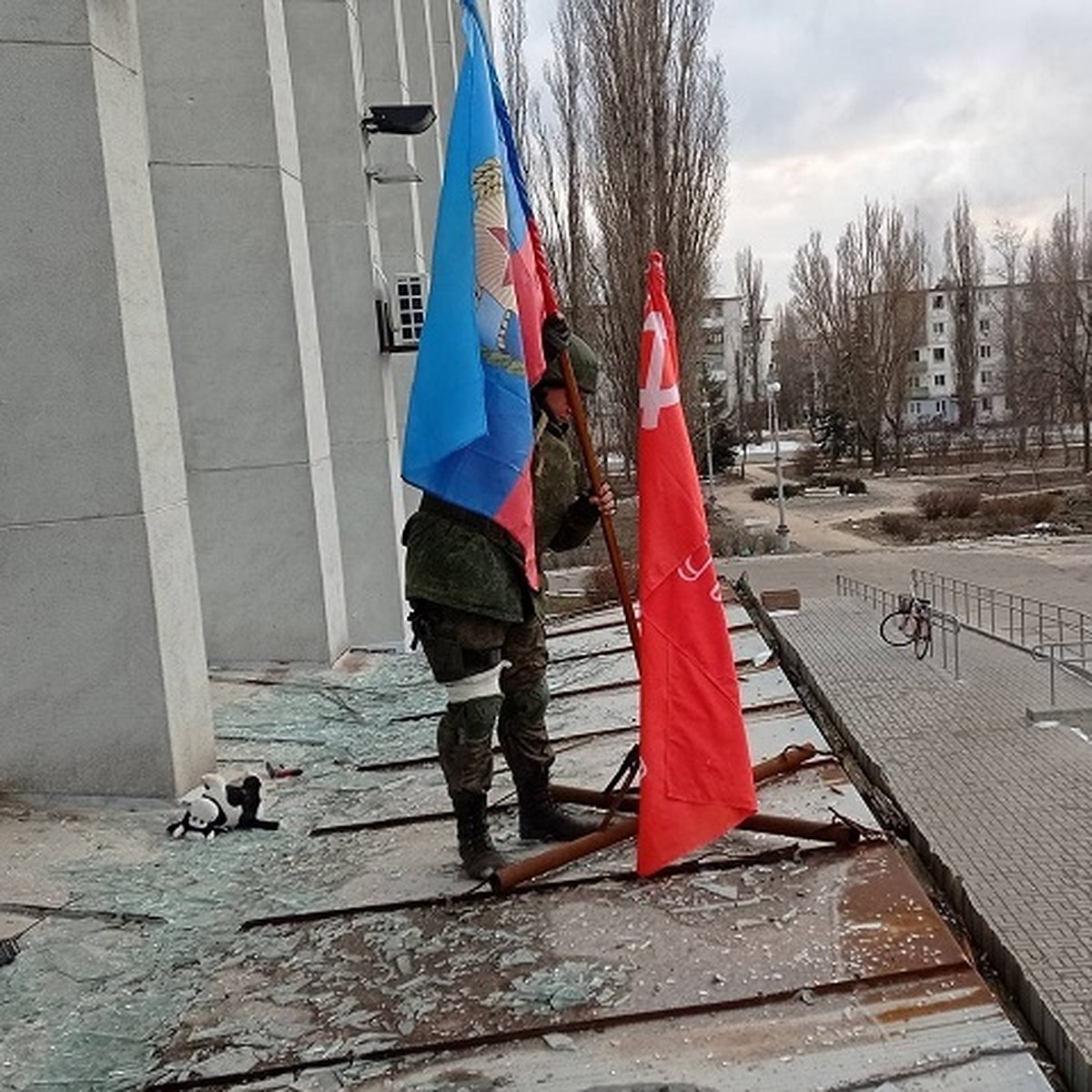 Над администрацией Рубежного поднят флаг ЛНР: Украинских боевиков  продолжают выбивать из города, а те утюжат мирные кварталы - KP.RU