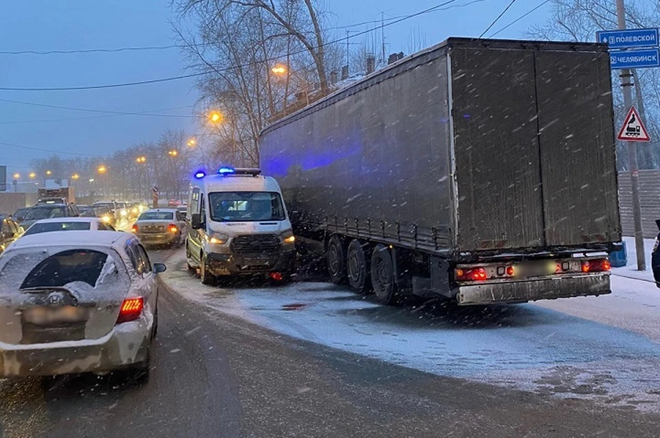 Женщина переходила дорогу на зеленый, когда ее сбил грузовик Фото: ГИБДД Екатеринбурга