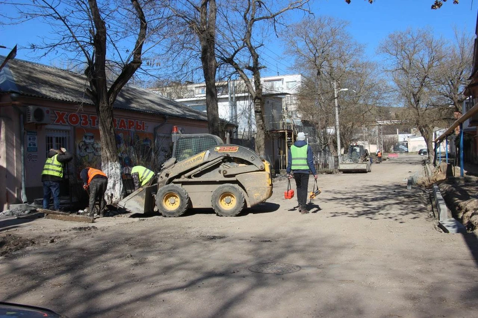В Керчи приступили к первому этапу ремонта дорог. Фото: Святослав Брусаков/Telegram