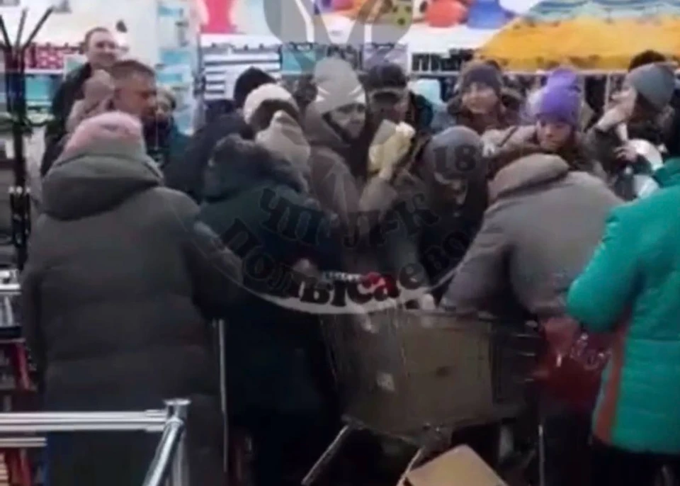 В кузбасском городе жители устроили бои за товары в магазине. Фото: ВКонтакте/chplk