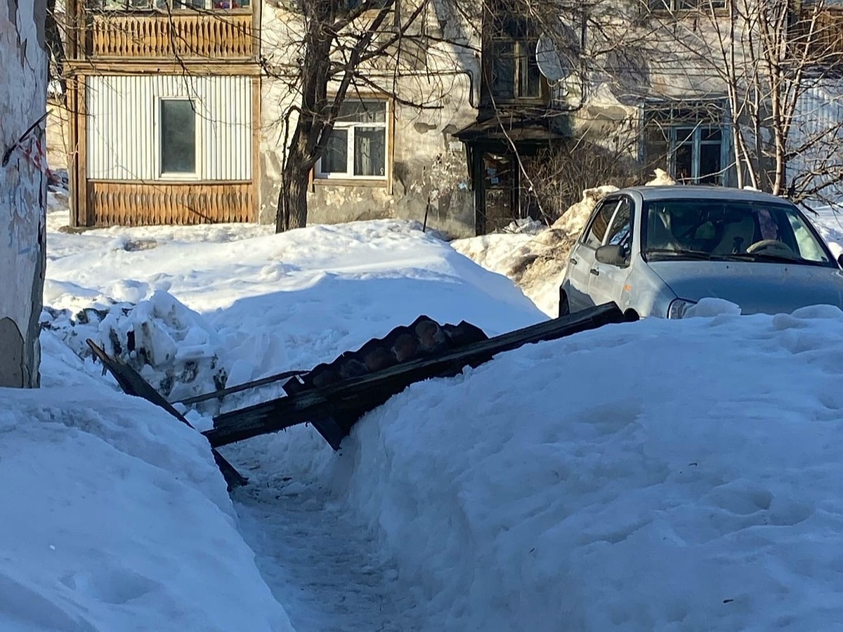 В Самаре жители пожаловались на сход не только снега, но и самой крыши -  KP.RU