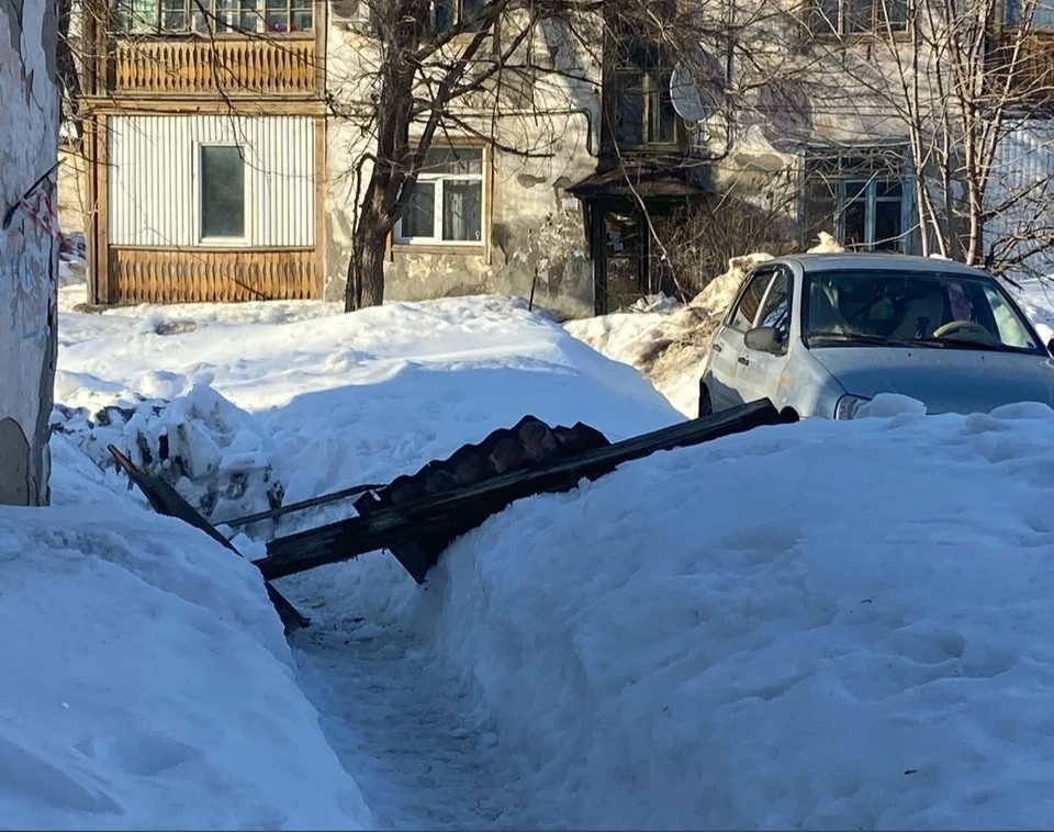 Крыша сходит вместе со снегом. Фото: "Подслушано Управа"