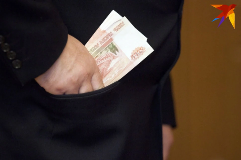 Начальство, не зная о его преступных делах, подписывало пропуска.
