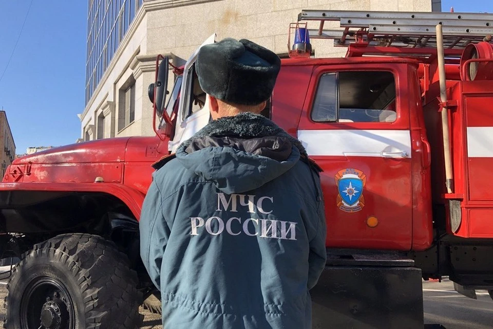 Сотрудники МЧС вытащили мужчину из зажатой кабины грузовика.