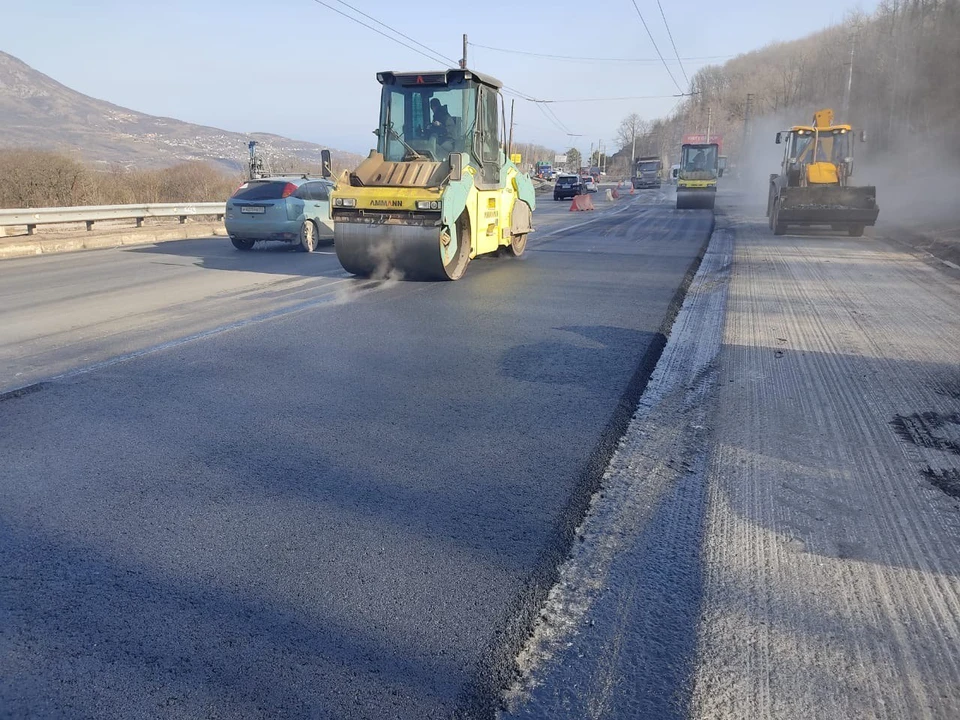 На дороге образовался автомобильный затор из-за дорожного ремонта. Фото: пресс-служба Министерства транспорта Республики Крым