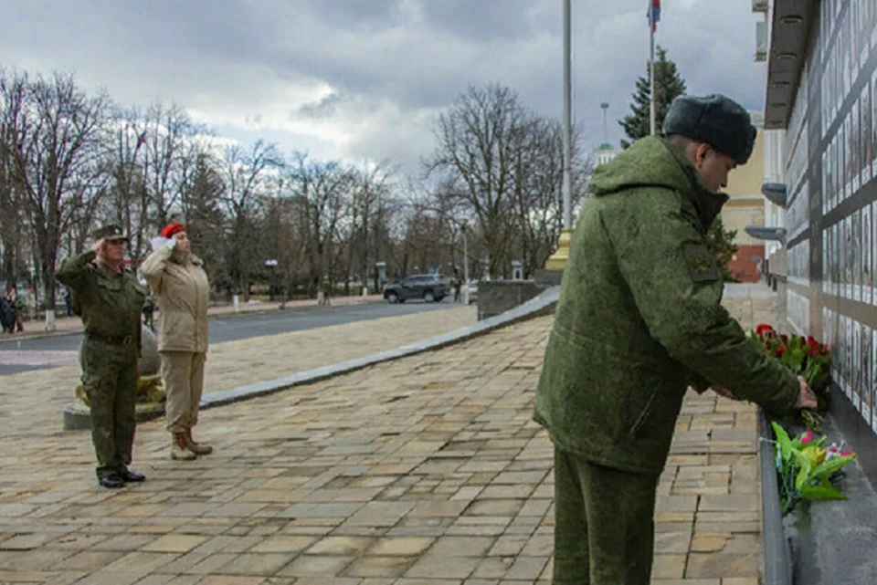 К месту трагедии возложили цветы. Фото: ЛИЦ