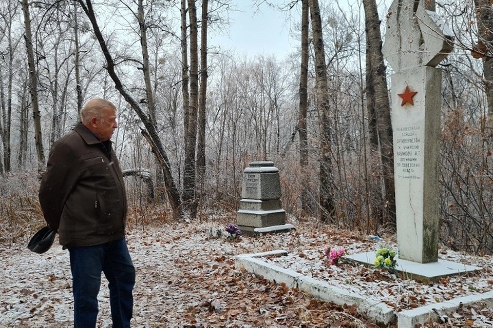 Рядом с могилой. Братская могила кости. Могила в лесу. Братская могила 2022.