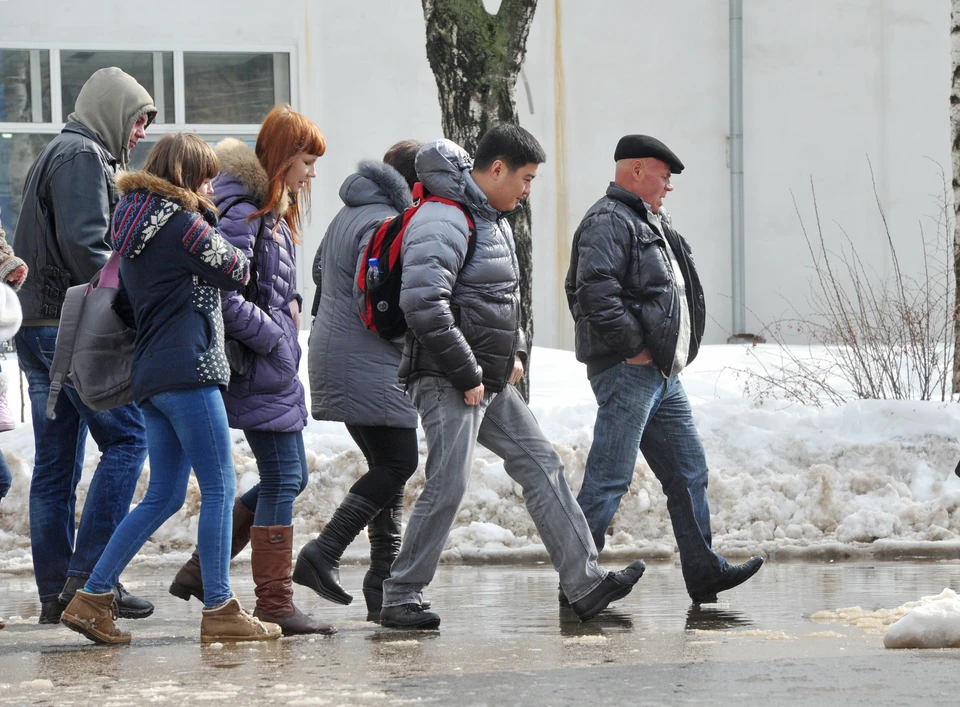 Горожане на улице. Горожане. Фотосессия в марте на улице. На улице потеплело.