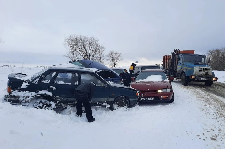 Полицейские помогают участникам ДТП выбраться из сугробов на дорогу / Фото: ГИБДД Самарской области