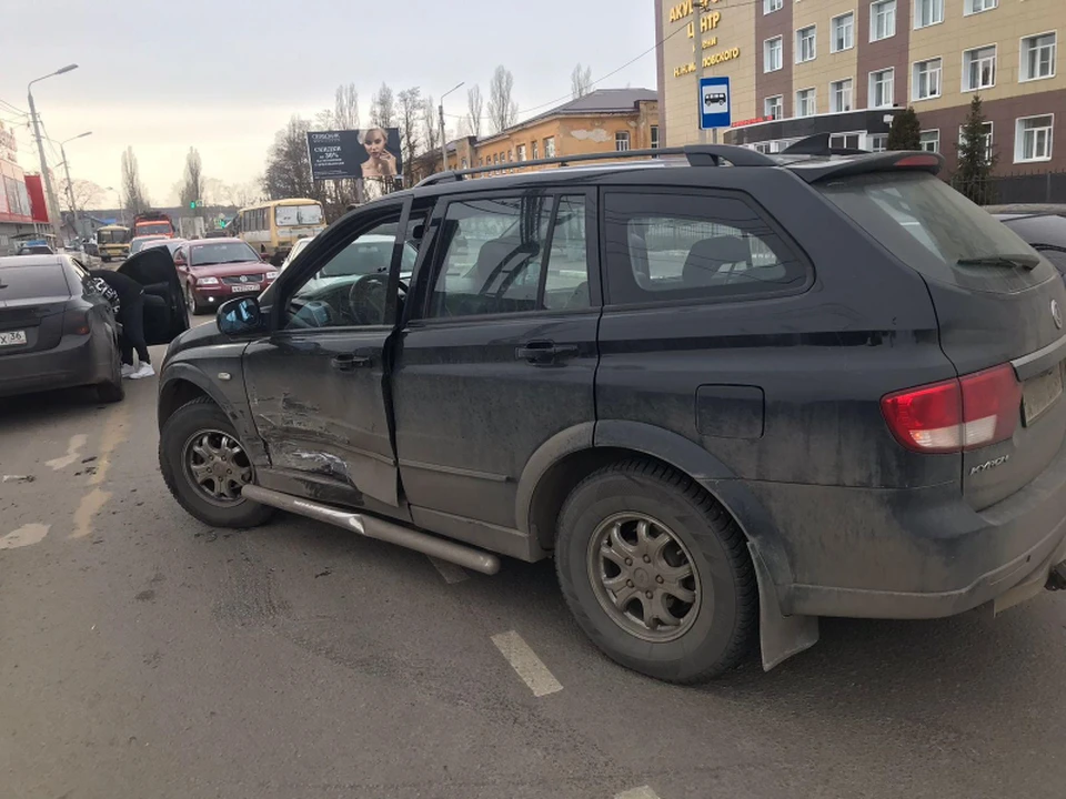 У автомобиля "Ссанг Йонг" помята дверь.