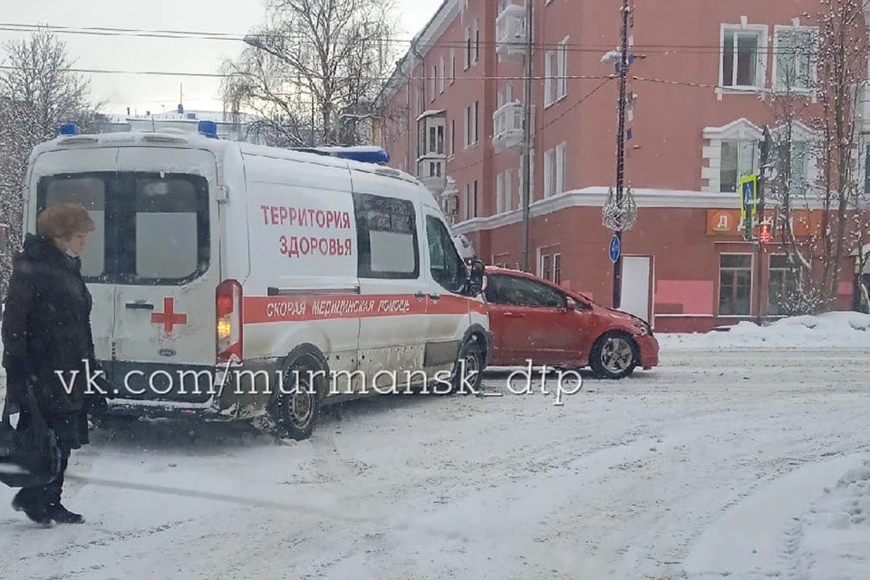 Днем 29 марта в центре Мурманска произошла авария. Фото: Максим Козырь / vk.com/id3880459
