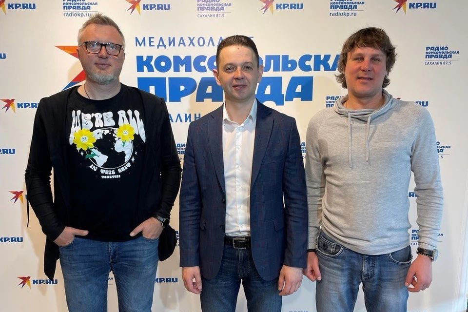 Управляющий сахалинским отделением банка «Открытие» Иосиф Стельмах (в центре)