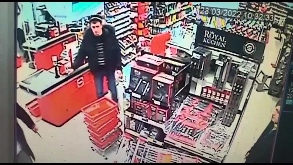 Мужчина вошел в магазин с ножом и потребовал водку и деньги Фото: стопкадр из видео УМВД по Оренбургской области
