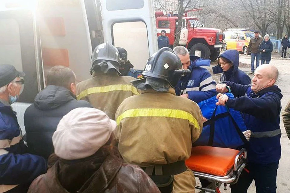 В Донецке украинским снарядом снесло верхние этажи дома. На месте работают спасатели. Фото: МЧС ДНР
