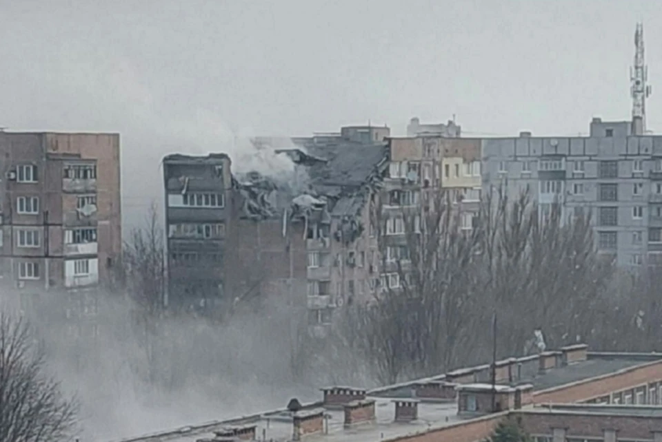 Этой ночью ВСУ обстреляли дома в микрорайоне Текстильщик города Донецк ракетами «Ураган». Фото: ТГ/Кулемзин