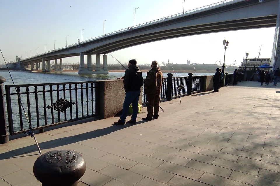 С наступлением весны число падений с Ворошиловского моста увеличилось.