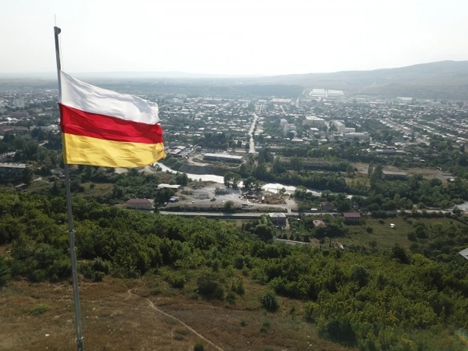 В Южной Осетии заявили, что республика готова сделать юридические шаги для вхождения в состав России