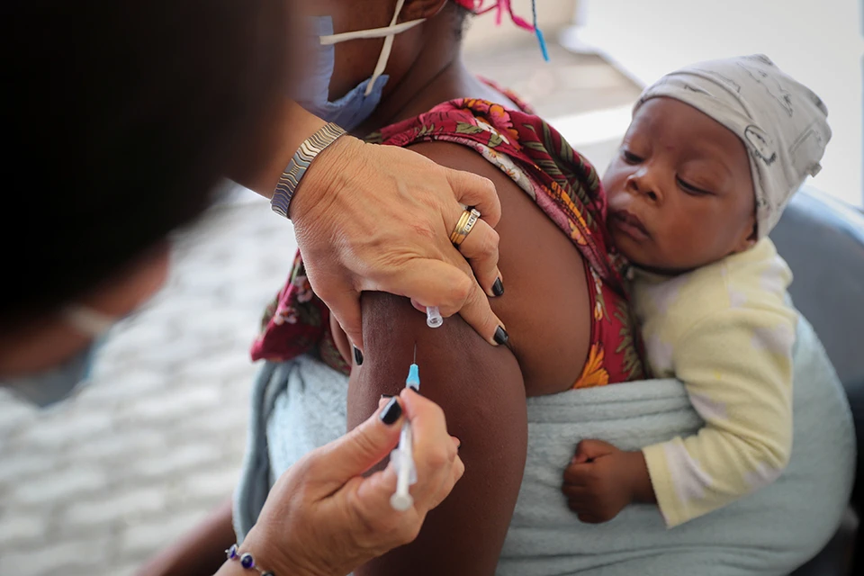 В ВОЗ заявили, что следствием вакцинации и инфицирования населения может стать снижение тяжести заболевания коронавирусной инфекцией.