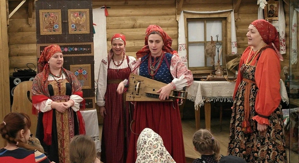 Желающие научатся петь заклички, свистеть в глиняные свистульки и смогут поиграть в народные игры Фото: tvermuzeum.ru