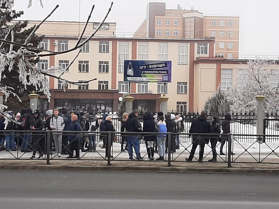 На студенток обрушились листы поликарбоната со стен учебного корпуса