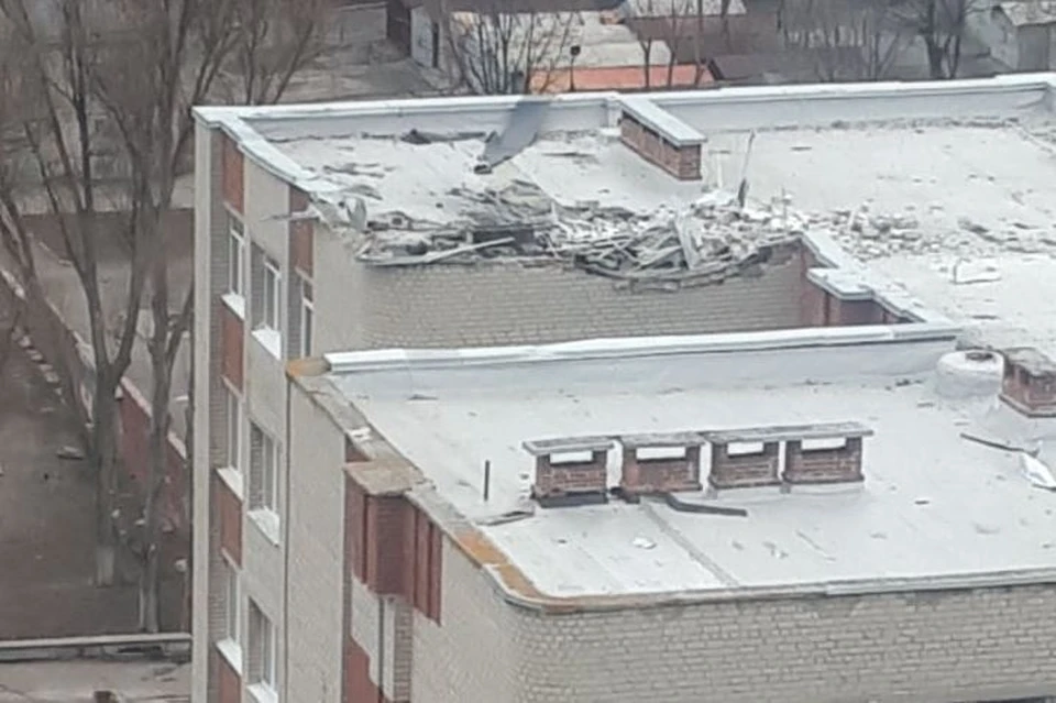 В ДНР заявили о прямом попадании украинского снаряда в здание школы. Фото: Телеграм / Алексей Кулемзин