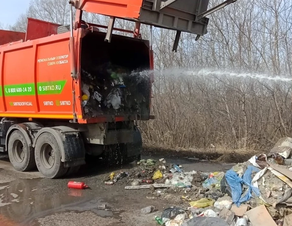 В кузбасском городе мусоровоз сбросил мусор посреди дороги из-за возгорания. Фото: vk.com/belovo.