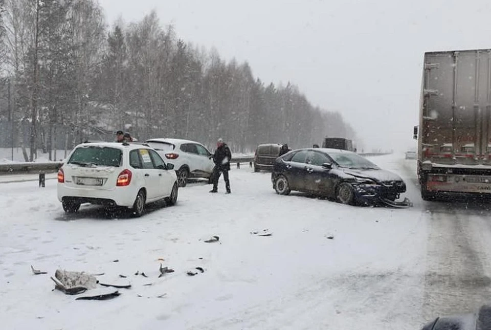 В массовой аварии повреждения получили восемь машин. Фото: ГИБДД Екатеринбурга