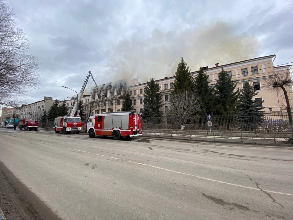 Днем 1 апреля на улице Каширина в Рязани из-за пожара в доме №5 полиция закрыла движение транспорта.